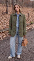 Chaqueta utilitaria de estilo bohemio-chic con bordado floral y volantes - vista frontal