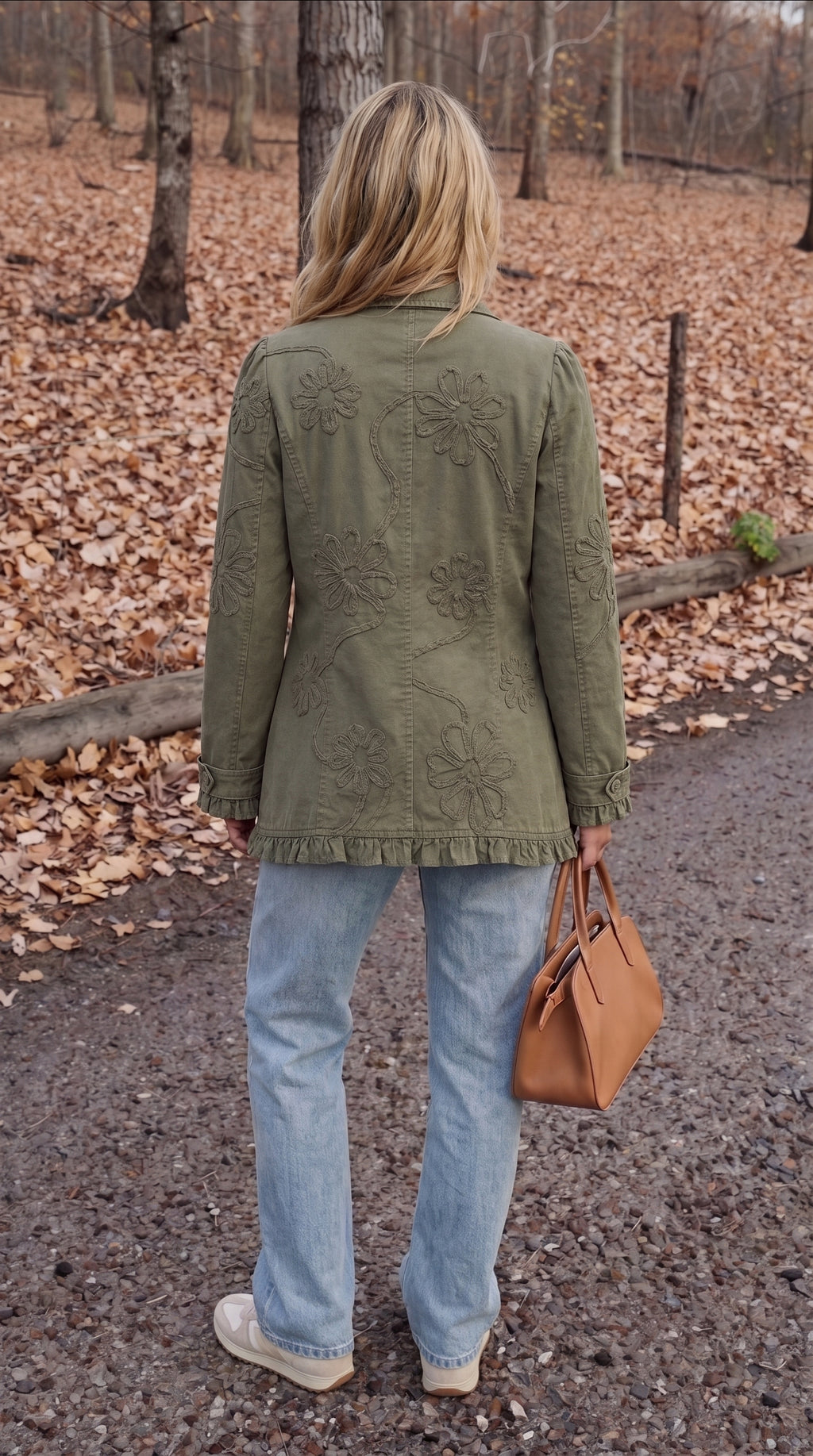 Chaqueta utilitaria de estilo bohemio-chic con bordado floral y volantes - vista trasera
