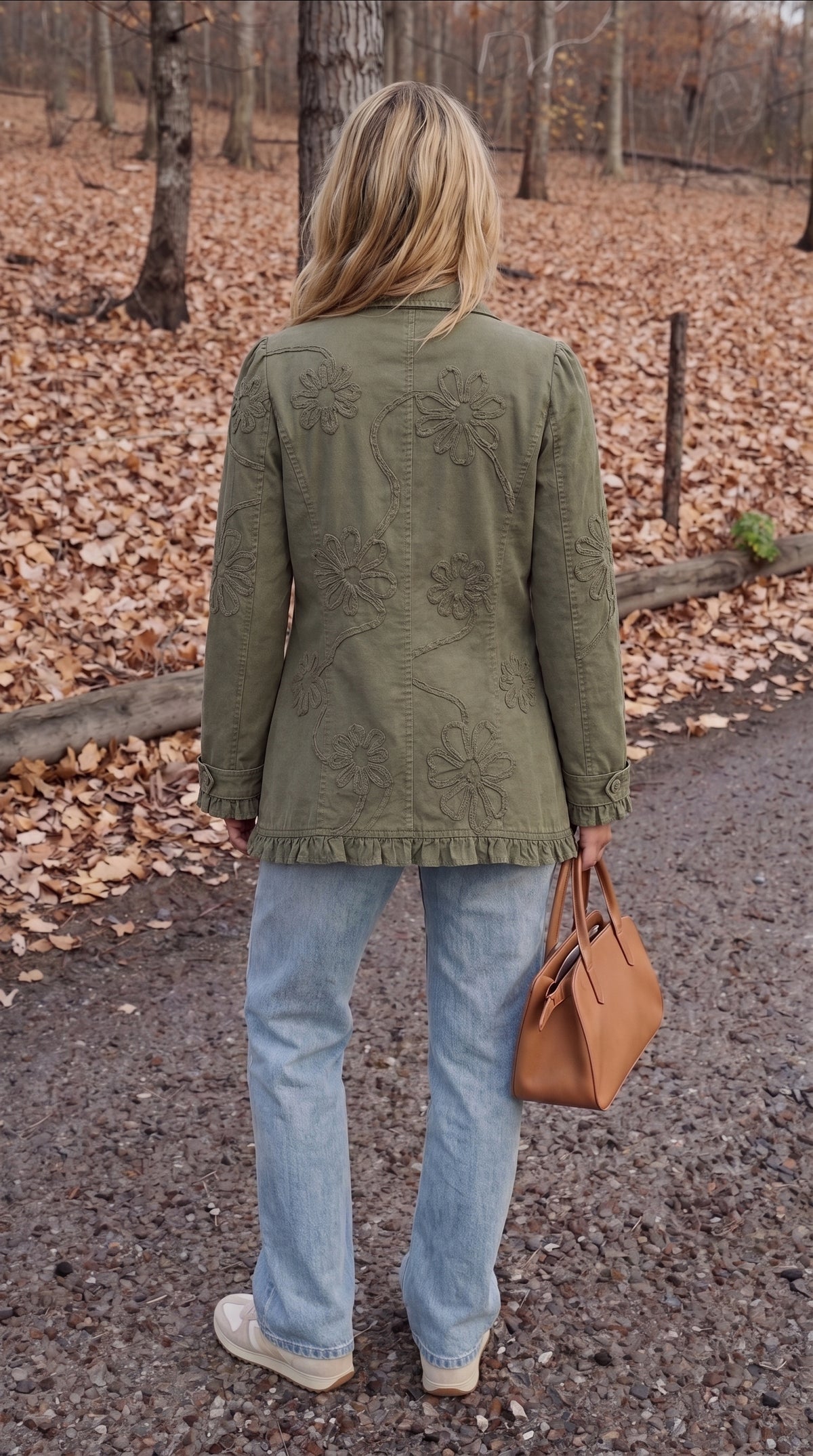 Chaqueta utilitaria de estilo bohemio-chic con bordado floral y volantes - vista trasera