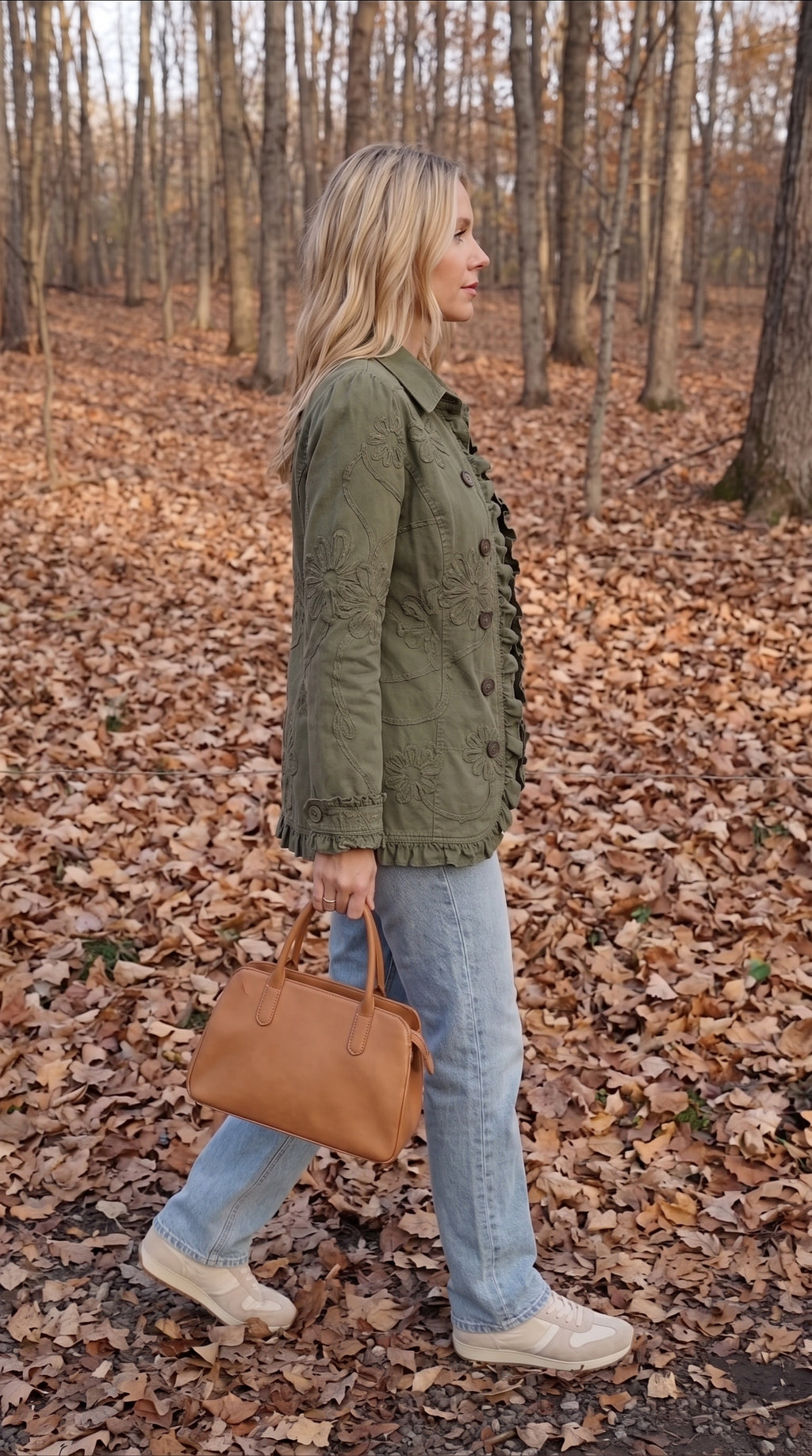 Chaqueta utilitaria de estilo bohemio-chic con bordado floral y volantes - vista de perfil