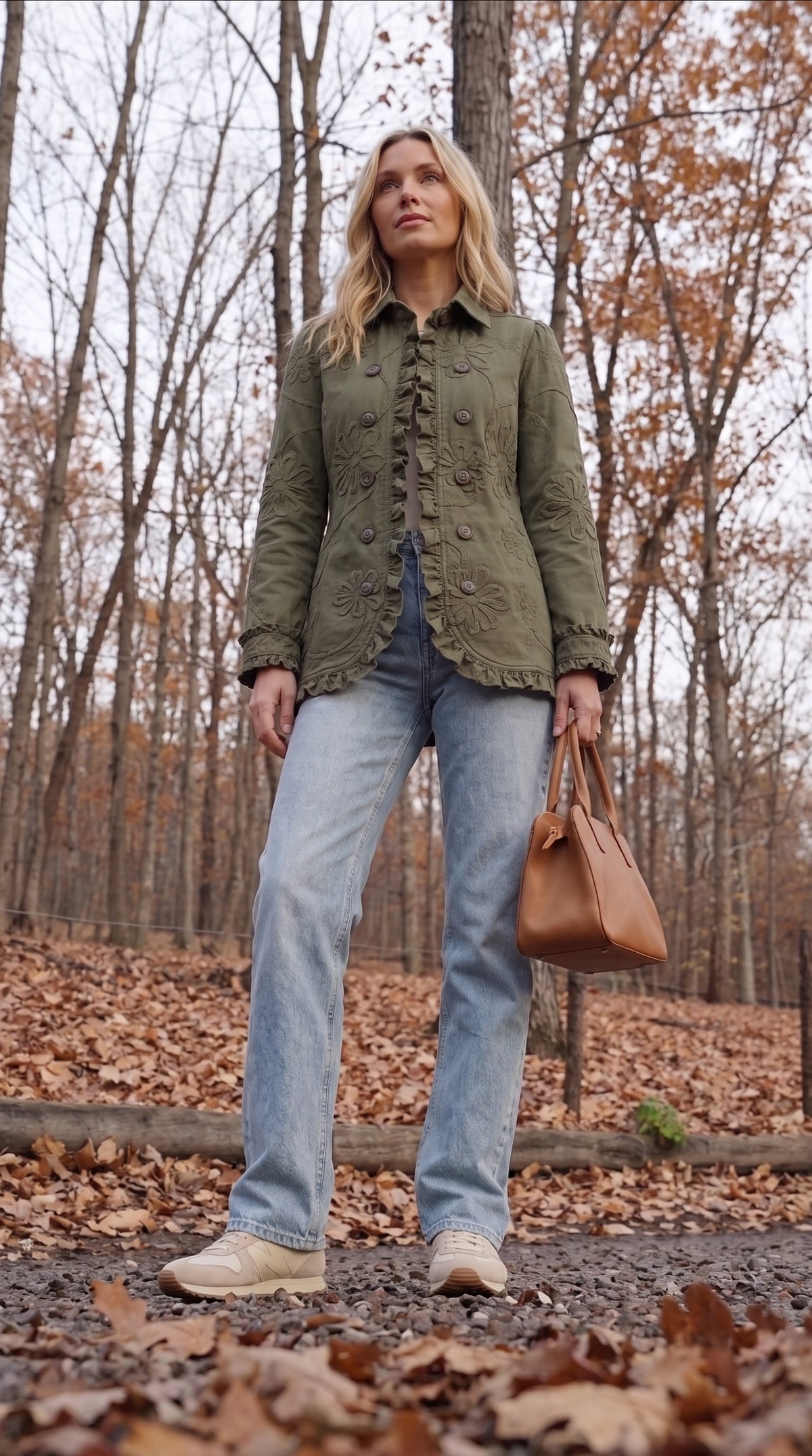 Chaqueta utilitaria de estilo bohemio-chic con bordado floral y volantes - de pie, look completo